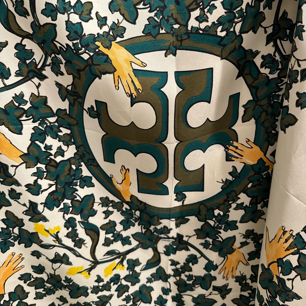 TORY BURCH DAISY VINE MEDALLION CHARM SILK SQUARE SCARF - Picture 7 of 9